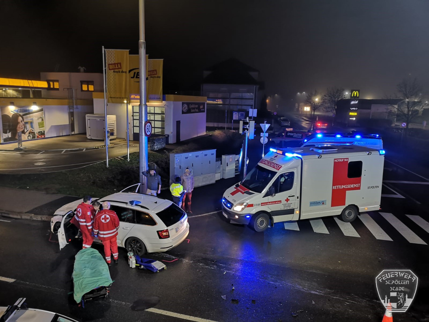 2019 11 21 Menschenrettung nach VU Mariazellerstra  e  1 