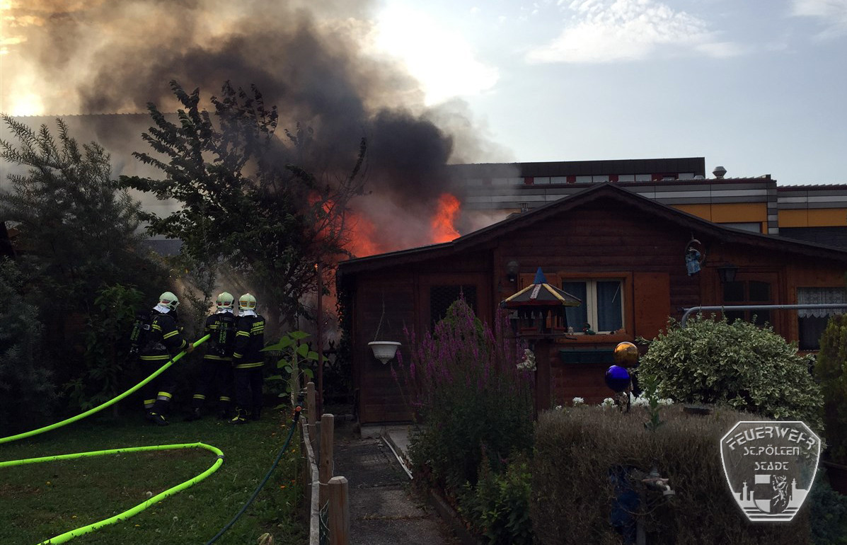 2017 08 26 Gartenh  tte in Vollbrand 1