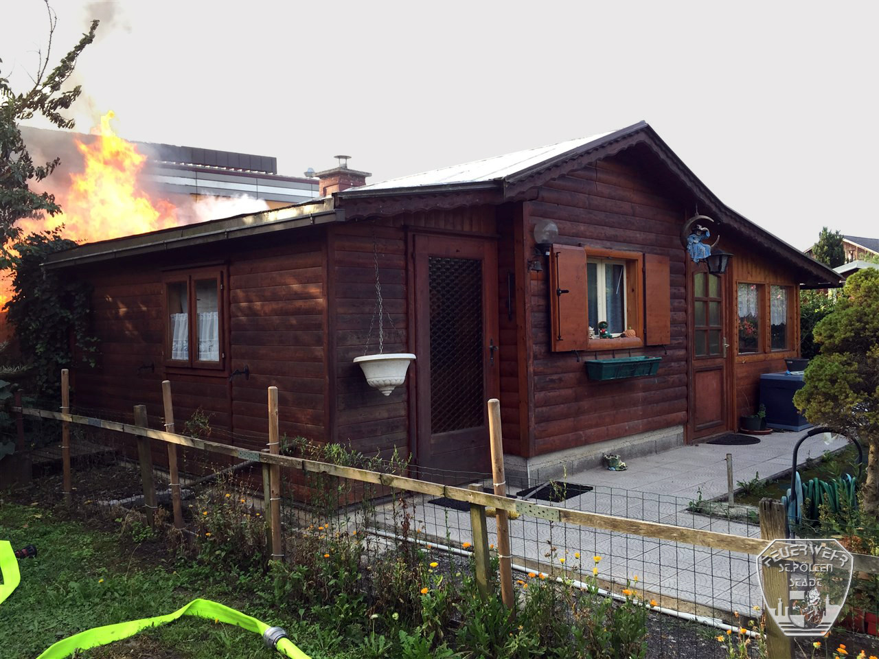 2017 08 26 Gartenh  tte in Vollbrand 2